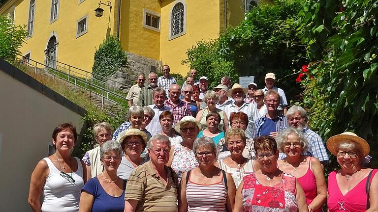 Kirchengemeinde war in der Oberlausitz unterwegs - Sechs Tage lang war die evangelische Kirchengemeinde Prichsenstadt mit Pfarrer Erich Eyßelein in der Oberlausitz unterwegs. Mit prächtigen Rat- und Bürgerhäusern, mittelalterlich anmutenden Gassen, reich ausgestatteten Kirchen und wehrhaften Befestigungsanlagen sowie einem einzigartigem Flair empfingen die Oberlausitzer Städte die Besucher, heißt es in einer Pressemitteilung. Führungen durch Dresden, Bautzen und die sorbischen Dörfer Ralbiz, Rosenthal und das Kloster Marienstein machten den Auftakt. Bei einer Rundfahrt lernte die Gruppe unter anderem die Orte Cunewalde, Zittau, Lückendorf oder die Umgebindehäuser in Obercunnersdorf kennen. Am letzten Tag wurde der historische Kern von Görlitz erkundet und nach sechs Tagen reiste die Damen und Herren wieder zurück, nicht ohne noch die Städte Franzensbad und Eger besichtigt zu haben. Kirchengemeinde war in der Oberlausitz unterwegs - Sechs Tage lang war die evangelische Kirchengemeinde Prichsenstadt mit Pfarrer Erich Eyßelein in der Oberlausitz unterwegs. Mit prächtigen Rat- und Bürgerhäusern, mittelalterlich anmutenden Gassen, reich ausgestatteten Kirchen und wehrhaften Befestigungsanlagen sowie einem einzigartigem Flair empfingen die Oberlausitzer Städte die Besucher, heißt es in einer Pressemitteilung. Führungen durch Dresden, Bautzen und die sorbischen Dörfer Ralbiz, Rosenthal und das Kloster Marienstein machten den Auftakt. Bei einer Rundfahrt lernte die Gruppe unter anderem die Orte Cunewalde, Zittau, Lückendorf oder die Umgebindehäuser in Obercunnersdorf kennen. Am letzten Tag wurde der historische Kern von Görlitz erkundet und nach sechs Tagen reiste die Damen und Herren wieder zurück, nicht ohne noch die Städte Franzensbad und Eger besichtigt zu haben.