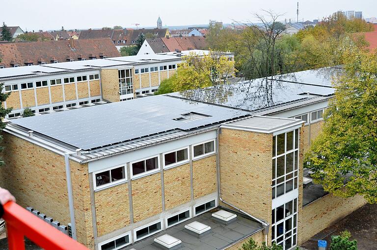 Auf dem Dach der Auen-Schule gibt es schon seit einigen Jahren eine Photovoltaik-Anlage, nun soll auch auf dem Dach der Georg-Schäfer-Berufsschule eine gebaut werden. Das hilft natürlich, den städtischen CO2-Ausstoß weiter zu reduzieren.