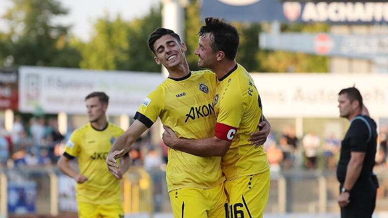 Würzburgs Ivan Franjic (links) trifft zum 2:1 gegen Aschaffenburg und jubelt mit Peter Kurzweg. Würzburgs Ivan Franjic (links) trifft zum 2:1 gegen Aschaffenburg und jubelt mit Peter Kurzweg.