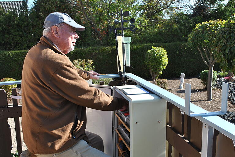 Wilhelm Ritter lässt von seiner Schaltzentrale auf der Terrasse aus die Züge fahren und stellt die Weichen. Wilhelm Ritter lässt von seiner Schaltzentrale auf der Terrasse aus die Züge fahren und stellt die Weichen.