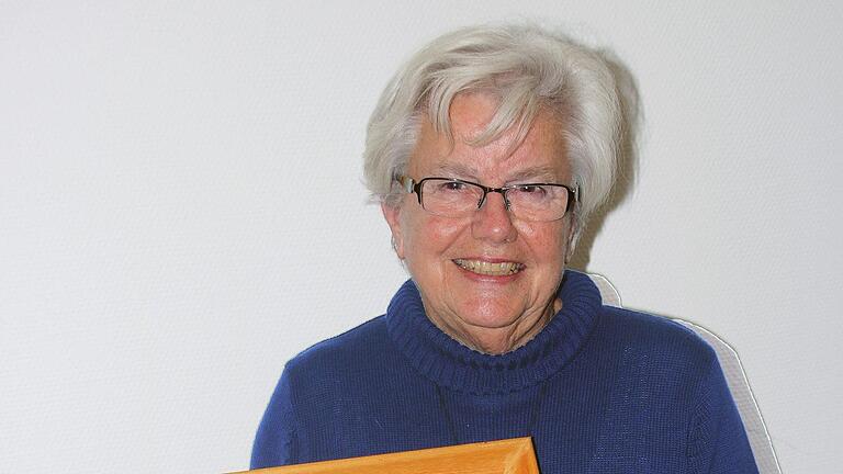 Inge Kirch gleich zweimal: dieses Selbstportrait, das sie im Alter von sieben Jahren zeigt, malte die Künstlerin mit 13 Jahren. Im Erzählcafé des Seniorenzentrums Sankt Elisabeth erzählte sie aus ihrem Leben. Foto: Dieter Britz       -  Inge Kirch gleich zweimal: dieses Selbstportrait, das sie im Alter von sieben Jahren zeigt, malte die Künstlerin mit 13 Jahren. Im Erzählcafé des Seniorenzentrums Sankt Elisabeth erzählte sie aus ihrem Leben. Foto: Dieter Britz