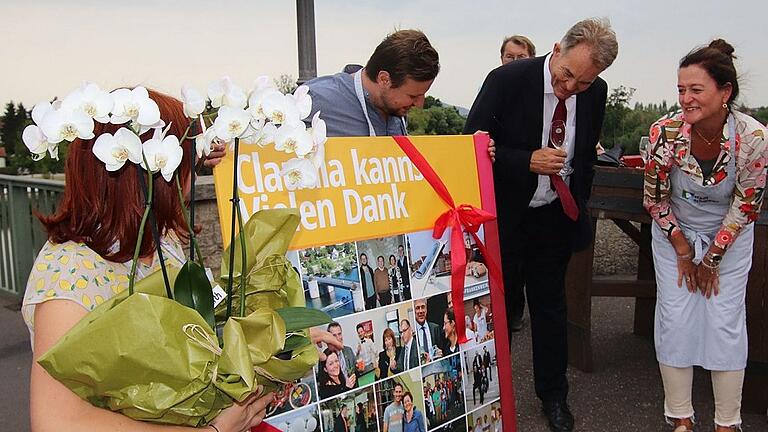 Verabschiedung von Claudia Biebl (rechts) als Vorsitzende des Stadtmarketingvereins Kitzingen durch ihre Mitarbeiter Katrin Weber und Frank Gimperlein (von links). Verabschiedung von Claudia Biebl (rechts) als Vorsitzende des Stadtmarketingvereins Kitzingen durch ihre Mitarbeiter Katrin Weber und Frank Gimperlein (von links).