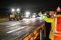 Hunderte von unterfränkischen Landwirten wollen sich ab Montag an den bundesweiten Bauernprotesten gegen die Sparpläne der Ampel im Agrarsektor beteiligen. Dies wird den Verkehr in Unterfranken voraussichtlich massiv beeinträchtigen. Im Bild: Der Beginn und Treffpunkt der Bauernproteste um ca. 6 Uhr unter der A3 zwischen Randersacker und Eibelstadt im Landkreis Würzburg.