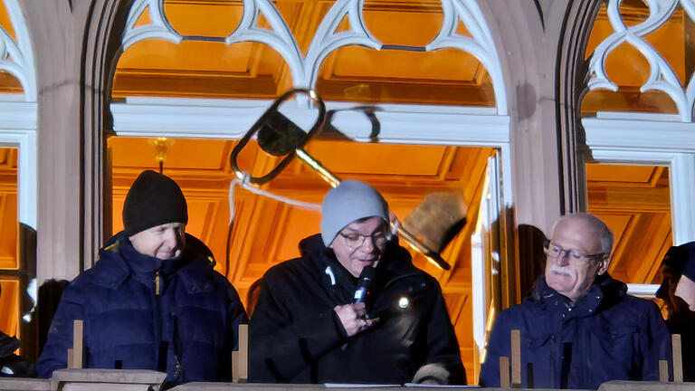 Rathaussturm Hammelburg 2025 - Bürgermeister Armin Warmuth (Mitte) musste den Narren Rede und Antwort stehen. Rathaussturm Hammelburg 2025 - Bürgermeister Armin Warmuth (Mitte) musste den Narren Rede und Antwort stehen.
