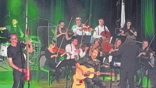 Unplugged-Rocker mit Streicherensemble: Die Bayreuther Band Huebnotix feierte in der ausverkauften Stadthalle in Haßfurt die Premiere ihrer „Huebnotix & Strings-Tour“. Unplugged-Rocker mit Streicherensemble: Die Bayreuther Band Huebnotix feierte in der ausverkauften Stadthalle in Haßfurt die Premiere ihrer „Huebnotix & Strings-Tour“.