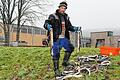 Jährliche Tötung einer geschützten Art: Fischereimitarbeiter Alfred Senft birgt die von der Turbine zerhackten Aale an der Staustufe Harrbach.