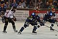 Vorerst das letzte Derby zwischen den Mighty Dogs und den Kissinger Wölfen fand Mitte Oktober 2019 statt. Unser Szenenbild aus dem Icedome zeigt (von links) Kristaps Millers sowie die Schweinfurter Andi Kleider und Domantas Cypas. Foto: Marion Wetterich       -  Vorerst das letzte Derby zwischen den Mighty Dogs und den Kissinger Wölfen fand Mitte Oktober 2019 statt. Unser Szenenbild aus dem Icedome zeigt (von links) Kristaps Millers sowie die Schweinfurter Andi Kleider und Domantas Cypas. Foto: Marion Wetterich