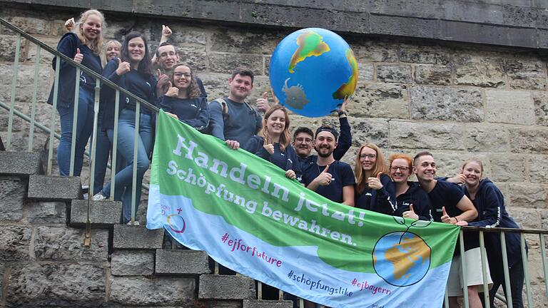 Die Evangelische Jugend Kitzingen mit Julia Gierth, Emilia Plomitzer, Marie Dienesch, Max Jäger, Muriel Ramsteiner, Diakon Sascha Kuntze, Hannah Oswald, Lukas Köhler, Julius Jung, Jana Zepter, Lea Zepter, Milan Ramsteiner und Jessica Jakobi. Die Evangelische Jugend Kitzingen mit Julia Gierth, Emilia Plomitzer, Marie Dienesch, Max Jäger, Muriel Ramsteiner, Diakon Sascha Kuntze, Hannah Oswald, Lukas Köhler, Julius Jung, Jana Zepter, Lea Zepter, Milan Ramsteiner und Jessica Jakobi.