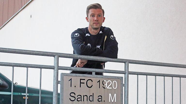 Musste mit seiner Mannschaft viele deftige Niederlagen einstecken: Maximilian Zang, Spielertrainer des Landesligisten FC Sand, will sich dennoch nicht entmutigen lassen. Musste mit seiner Mannschaft viele deftige Niederlagen einstecken: Maximilian Zang, Spielertrainer des Landesligisten FC Sand, will sich dennoch nicht entmutigen lassen.