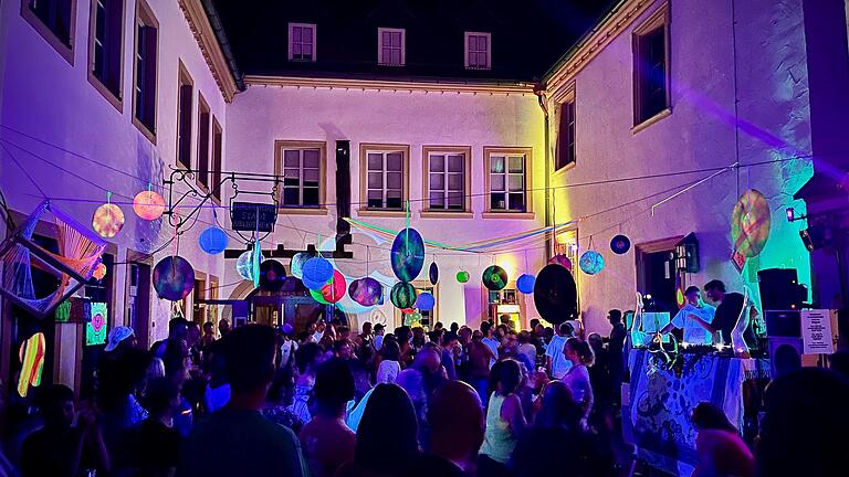 Das OpenAirRave by MysteryForest im Spitalhof Gerolzhofen.