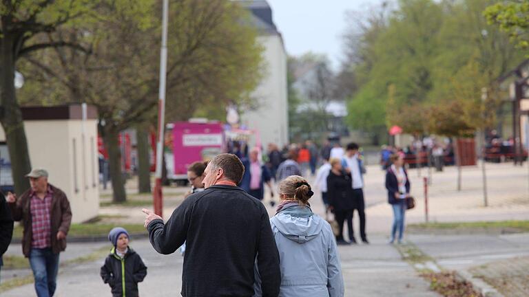 Auf Entdeckungstour: Groß ist der Andrang beim Tag der offenen Tür in der Ledward-Kaserne. Doch dank der Größe des Areals verteilen sich die Massen. Auf Entdeckungstour: Groß ist der Andrang beim Tag der offenen Tür in der Ledward-Kaserne. Doch dank der Größe des Areals verteilen sich die Massen.