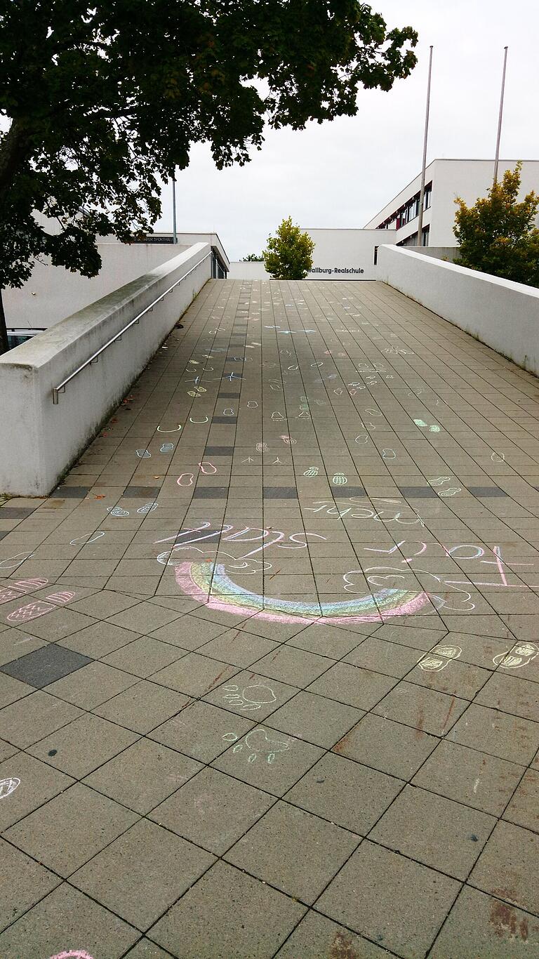 Alle drei Schulen am Schulzentrum Eltmann befassten sich in der Fairen Woche mit ökologischen Fußabrücken, die auf Schritt und Tritt zu sehen waren. Alle drei Schulen am Schulzentrum Eltmann befassten sich in der Fairen Woche mit ökologischen Fußabrücken, die auf Schritt und Tritt zu sehen waren. 