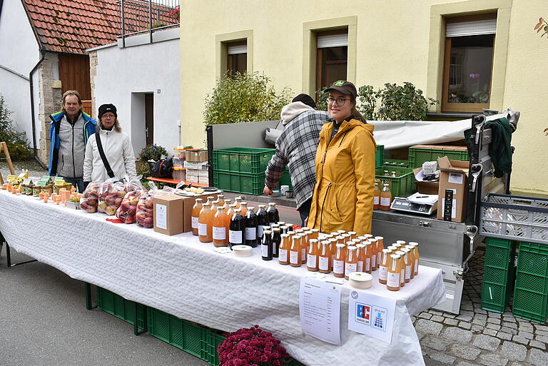 Am Stand der 'Fruchtverliebten' Xenia und Stefan Veeh aus Reuchelheim