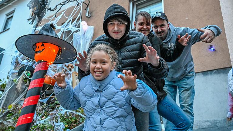 Steffi Graf und Nick Manik mit Maniks Sohn und Grafs Nichte beim Aufbauen des Gruselensembles. Steffi Graf und Nick Manik mit Maniks Sohn und Grafs Nichte beim Aufbauen des Gruselensembles.