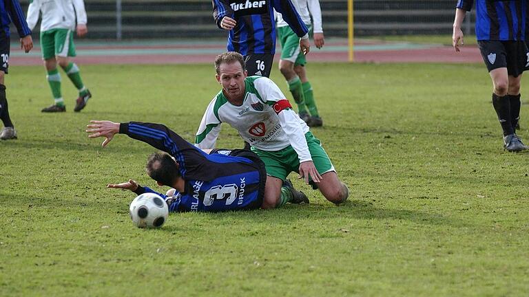 Benjamin Demel (Mitte) wich in seiner Karriere keinem Zweikampf aus. Nach einer Hüft-Operation lässt er es heute gediegen angehen. Benjamin Demel (Mitte) wich in seiner Karriere keinem Zweikampf aus. Nach einer Hüft-Operation lässt er es heute gediegen angehen. 