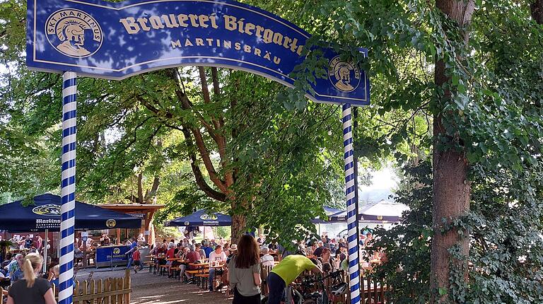 Im Biergarten der Martinsbräu in Marktheidenfeld kann man unter den alten Kastanienbäumen das sonnige Wetter genießen.