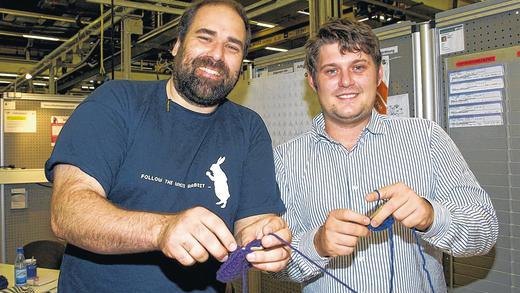 Häkeln verbindet: Der Bad Neustädter Marcus Schulz (links) mit MyBoshi-Gründer Thomas Jaenisch beim Häkeln. Häkeln verbindet: Der Bad Neustädter Marcus Schulz (links) mit MyBoshi-Gründer Thomas Jaenisch beim Häkeln.