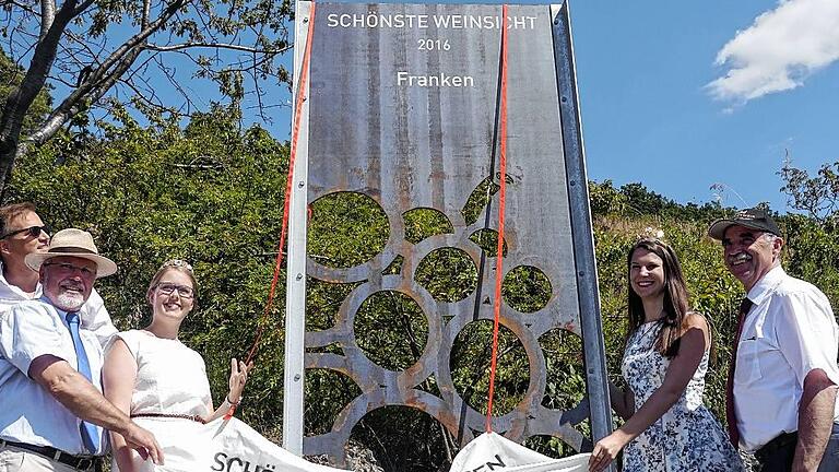 Frank Schulz, Josef Mend, Marie-Luise Scheckenbach, Christina Schneider und Artur Steinmann (v.l.) vor der Stele.