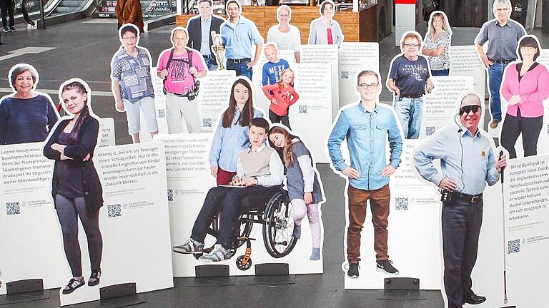 Stellvertretend für viele erfolgreich behandelte Patienten: Ein Teil der bei der VUD-Roadshow zu sehenden Fotoaufsteller – hier beim Start der Wanderausstellung im Berliner Hauptbahnhof. Stellvertretend für viele erfolgreich behandelte Patienten: Ein Teil der bei der VUD-Roadshow zu sehenden Fotoaufsteller – hier beim Start der Wanderausstellung im Berliner Hauptbahnhof.