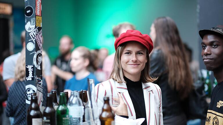 Laura Lewandowski auf dem Life-Act Festival 2018 in Berlin-Kreuzberg, mit dem sie auf die humanitäre Krise in Ostafrika und dem Jemen aufmerksam machen wollte. Alle DJs haben ihre Gagen gespendet. Foto: Michel Behling Laura Lewandowski auf dem Life-Act Festival 2018 in Berlin-Kreuzberg, mit dem sie auf die humanitäre Krise in Ostafrika und dem Jemen aufmerksam machen wollte. Alle DJs haben ihre Gagen gespendet. Foto: Michel Behling