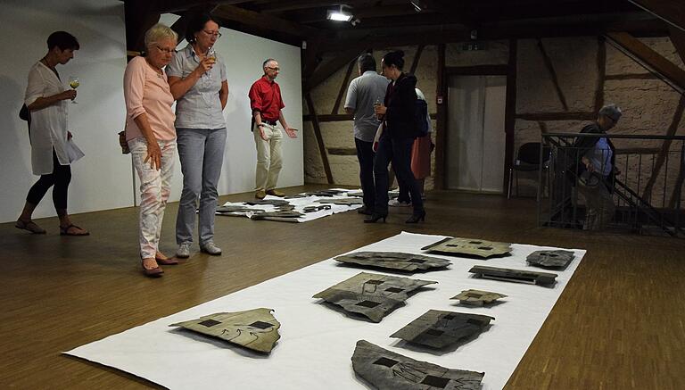 Materialobjekte von Walter Lutz (Otzberg) sind derzeit im Franck-Haus in der Ausstellung "Eigenartig" zu sehen. Auf unserem Foto erklärt der Künstler (rotes Hemd) Besuchern seine Werke aus der Serie "Inselbilder". Materialobjekte von Walter Lutz (Otzberg) sind derzeit im Franck-Haus in der Ausstellung "Eigenartig" zu sehen. Auf unserem Foto erklärt der Künstler (rotes Hemd) Besuchern seine Werke aus der Serie "Inselbilder".