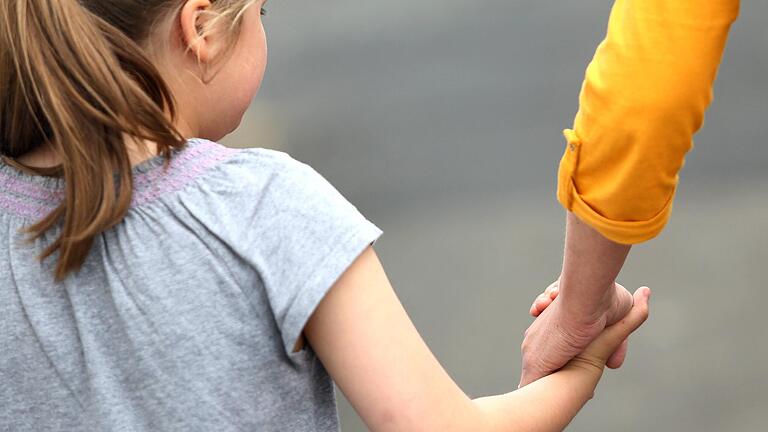 Menschen, die Pflegekinder wie auf unserem Symbolbild an die Hand nehmen, für sie sorgen wollen, sucht die Stadt Schweinfurt. Das können nicht nur Paare und Familien sein, sondern auch Singles. Menschen, die Pflegekinder wie auf unserem Symbolbild an die Hand nehmen, für sie sorgen wollen, sucht die Stadt Schweinfurt. Das können nicht nur Paare und Familien sein, sondern auch Singles.