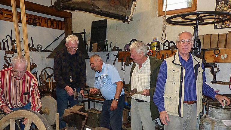 Viele der alten Geräte sind noch 'voll im Schuss'. Das Scheunenteam demonstriert hier das Arbeiten mit Metall. Viele der alten Geräte sind noch 'voll im Schuss'. Das Scheunenteam demonstriert hier das Arbeiten mit Metall.