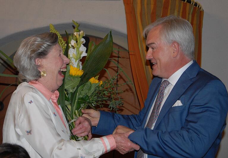 CSU-Ortsvorsitzender Bent Hanel (rechts) würdigte die Gastfreundschaft von Ingrid Knauf beim Sommerfest. CSU-Ortsvorsitzender Bent Hanel (rechts) würdigte die Gastfreundschaft von Ingrid Knauf beim Sommerfest.