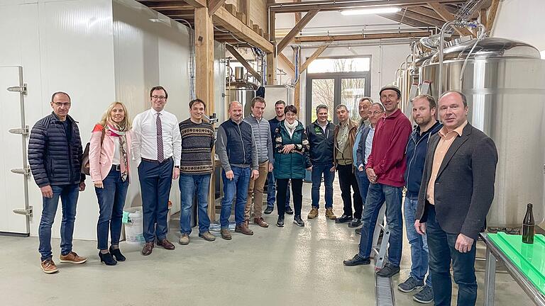 Die Steuerungsgruppe der Bio-Musterregion Main-Tauber-Kreis informierte sich im Rahmen ihrer ersten Sitzung in diesem Jahr bei einer Führung durch die Bio-Brauerei 'Derr Hof' in Holzbronn über den Brauprozess mit regionalen Bio-Produkten.
