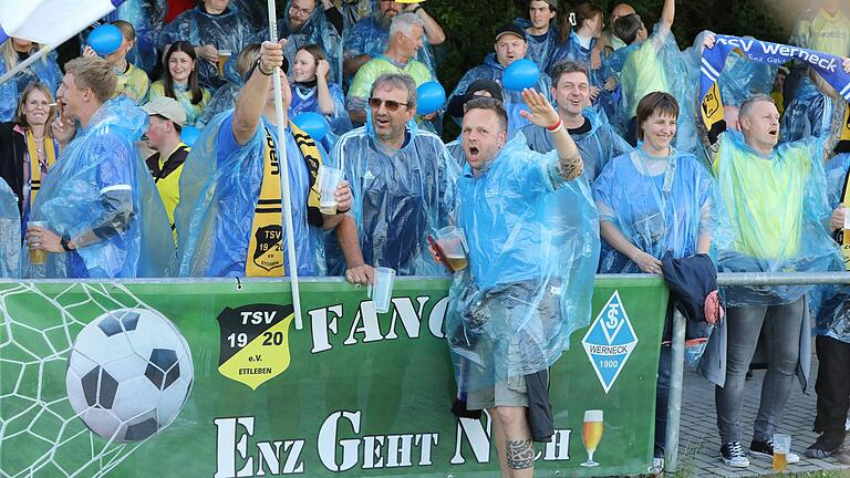 Einheitlich blaue Regencapes, blau-gelbe Luftballons: Das war der Auftritt der Ettlebener Ultras und des Fanklubs 'Enz geht noch' beim Relegationsspiel der TSV-Reserve gegen Gädheim/Untereuerheim (0:4). Im Vordergrund: 'Animateur' Thomas Baucke. Einheitlich blaue Regencapes, blau-gelbe Luftballons: Das war der Auftritt der Ettlebener Ultras und des Fanklubs 'Enz geht noch' beim Relegationsspiel der TSV-Reserve gegen Gädheim/Untereuerheim (0:4). Im Vordergrund: 'Animateur' Thomas Baucke.