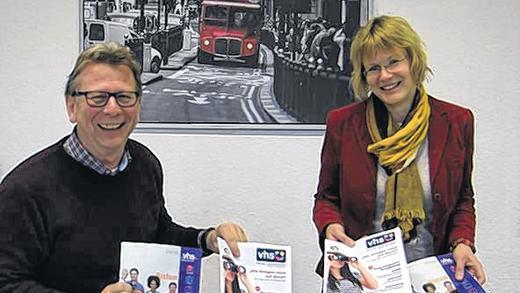 Alt und neu: Klaus Schemmerling und Renate Knaut präsentieren das neue Programmheft der Volkshochschule Rhön und Grabfeld im Vergleich zum vorherigen Heft mit dem bekannten blauen Balken. Alt und neu: Klaus Schemmerling und Renate Knaut präsentieren das neue Programmheft der Volkshochschule Rhön und Grabfeld im Vergleich zum vorherigen Heft mit dem bekannten blauen Balken.
