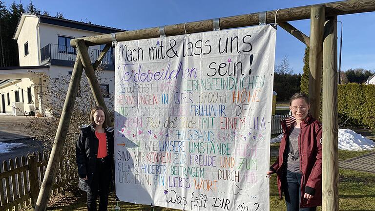 Die Zwillingsschwestern Joanne und Rahel Fischer zeigen ihre Grußbotschaft, die im Rahmen der Realschulaktion entstanden ist. Foto: Hans-Peter Ehrensberger       -  Die Zwillingsschwestern Joanne und Rahel Fischer zeigen ihre Grußbotschaft, die im Rahmen der Realschulaktion entstanden ist. Foto: Hans-Peter Ehrensberger