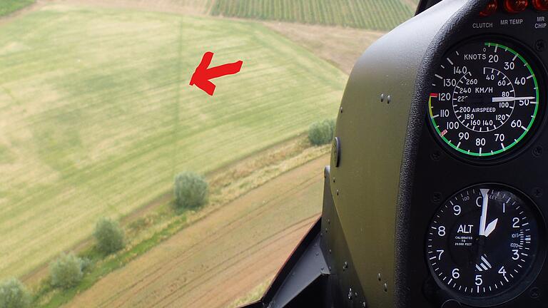 Flug über der Megal-Leitung im Bereich Krautheim/Volkach. In der Bildmitte (roter Pfeil) erkennt man im Erdboden
den Leitungsverlauf. Flug über der Megal-Leitung im Bereich Krautheim/Volkach. In der Bildmitte (roter Pfeil) erkennt man im Erdboden
den Leitungsverlauf.