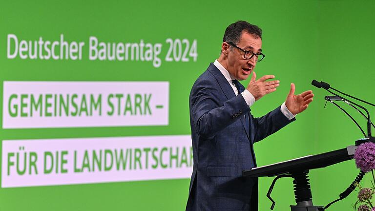 Deutscher Bauerntag       -  Bundeslandwirtschaftsminister Cem Özdemir beim Deutschen Bauerntag in Cottbus. Im Fokus stehen die angespannte Lage der Landwirtschaft und Rufe nach weiteren Entlastungen.