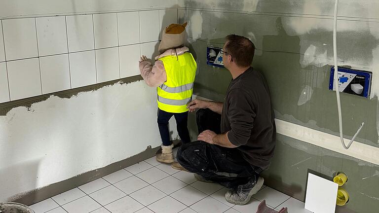 Jeder durfte eine eigene Fliese an die Wand kleben.