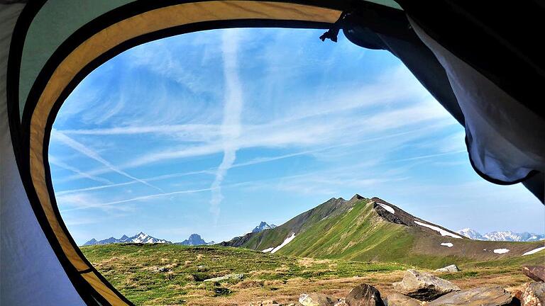 Ein morgendlicher Blick aus dem Zelt im Mont Blanc Gebiet. Ein morgendlicher Blick aus dem Zelt im Mont Blanc Gebiet.