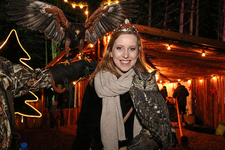 Weinkönigin Klara Zehnder, Stargast der Waldweihnacht, mit dem Uhu als Wappentier