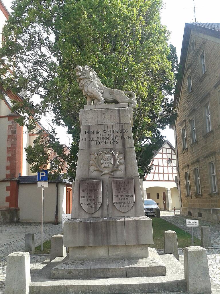 Brüllender Löwe auf dem Kriegerdenkmal in Hofheim. Brüllender Löwe auf dem Kriegerdenkmal in Hofheim.
