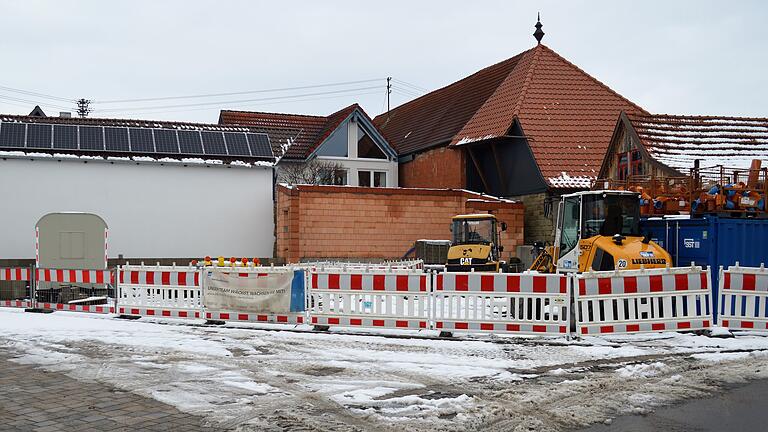 So sieht es auf dem Dorfplatz in Trappstadt aktuell aus. Die Bauarbeiten ruhen und sollen in absehbarer Zeit wieder aufgenommen werden. Bereits gut zu erkennen sind die Außenmauern des geplanten Mehrzweckgebäudes (Bildmitte). So sieht es auf dem Dorfplatz in Trappstadt aktuell aus. Die Bauarbeiten ruhen und sollen in absehbarer Zeit wieder aufgenommen werden. Bereits gut zu erkennen sind die Außenmauern des geplanten Mehrzweckgebäudes (Bildmitte).