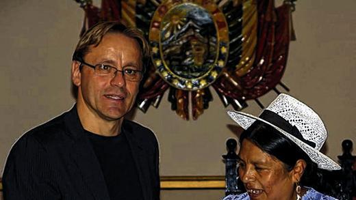 Ehrung: In Cochabamba ist Frank Weber für seinen unermüdlichen Einsatz für Kinder und Jugendliche ausgezeichnet worden. Die Ehrung nahm die ehemals erste indianische Justizministerin Lateinamerikas, Celima Torrico, vor.
