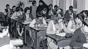 Da war die Kloster-Welt noch in Ordnung: Rund 6000 Schülerinnen besuchten in den 102 Jahren von 1886 bis zur Schließung 1988 die klösterliche Berufsfachschule für Hauswirtschaft in Lülsfeld. Da war die Kloster-Welt noch in Ordnung: Rund 6000 Schülerinnen besuchten in den 102 Jahren von 1886 bis zur Schließung 1988 die klösterliche Berufsfachschule für Hauswirtschaft in Lülsfeld.