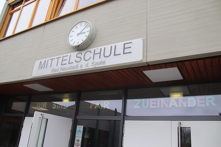 Viel Geld investiert die Stadt Bad Neustadt in die Modernisierung der Mittelschule. Das Konzept des Architekturbüros für die Innen- und Fassadengestaltung wurde vom Stadtrat nun befürwortet. Viel Geld investiert die Stadt Bad Neustadt in die Modernisierung der Mittelschule. Das Konzept des Architekturbüros für die Innen- und Fassadengestaltung wurde vom Stadtrat nun befürwortet.