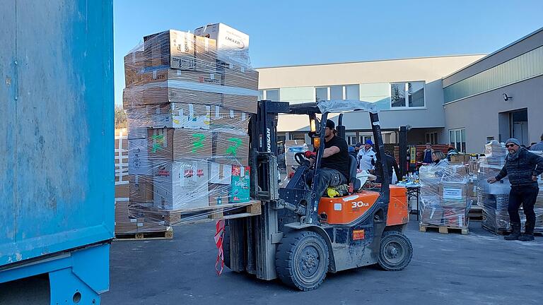 250 nach Warengruppen sortierte Paletten und weitere fast 100 Big Packs machten sich am Donnerstag auf den Weg nach Krakau. 250 nach Warengruppen sortierte Paletten und weitere fast 100 Big Packs machten sich am Donnerstag auf den Weg nach Krakau.