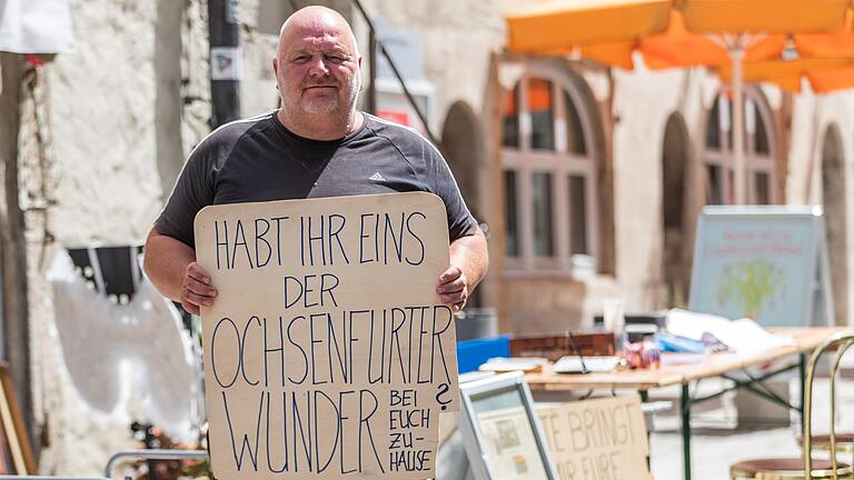 Der Künstler Marc Haselbach sammelt in der Ochsenfurter Innenstadt 'Wunder' und ihre Geschichten. Der Künstler Marc Haselbach sammelt in der Ochsenfurter Innenstadt 'Wunder' und ihre Geschichten.