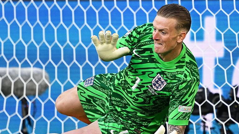 Euro 2024: England - Schweiz       -  Englands Torhüter Jordan Pickford wehrt den Elfmeter von Manuel Akanji ab.