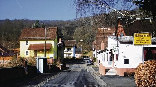 Vor 50 Jahren wurde die Verbindungsstraße fertig - Wernfeld (fes) Die wenigsten Einwohner von Groß- und Kleinwernfeld sowie von Massenbuch werden sich noch an den 15. Februar 1958 erinnern können. Damals, genau auf den Tag vor 50 Jahren, wurde der heiß ersehnte „Wirtschaftsweg“, die Ortsverbindungsstraße von Kleinwernfeld nach Massenbuch, fertiggestellt und seiner Bestimmung übergeben. Ebenso wurde an dem Tag eine neue Motorfähre in Dienst gestellt. Sie stellte eine große Erleichterung für Fährmann Robert Schmitt dar, der bis dahin mit Kahn, Wagenfähre, Stangen und Rudern als Behelf Personen-, Fahrzeuge- und Gütertransporte zwischen den beiden Mainufern bewerkstelligen musste. Bürgermeister war damals der Kleinwernfelder Einwohner Vinzenz Mehler. Vor 50 Jahren wurde die Verbindungsstraße fertig - Wernfeld (fes) Die wenigsten Einwohner von Groß- und Kleinwernfeld sowie von Massenbuch werden sich noch an den 15. Februar 1958 erinnern können. Damals, genau auf den Tag vor 50 Jahren, wurde der heiß ersehnte „Wirtschaftsweg“, die Ortsverbindungsstraße von Kleinwernfeld nach Massenbuch, fertiggestellt und seiner Bestimmung übergeben. Ebenso wurde an dem Tag eine neue Motorfähre in Dienst gestellt. Sie stellte eine große Erleichterung für Fährmann Robert Schmitt dar, der bis dahin mit Kahn, Wagenfähre, Stangen und Rudern als Behelf Personen-, Fahrzeuge- und Gütertransporte zwischen den beiden Mainufern bewerkstelligen musste. Bürgermeister war damals der Kleinwernfelder Einwohner Vinzenz Mehler.