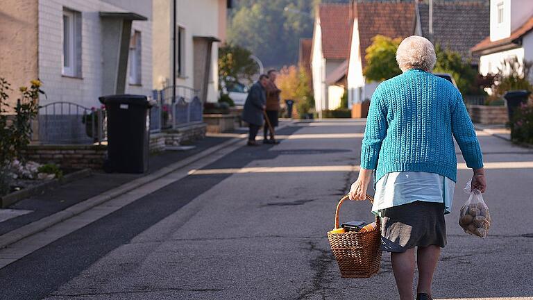 «Betondenken» für ländlichen Raum - In älteren Einfamilienhausgebieten leben häufiger Personen alleine in einem Haus, das sie früher mit ihrer ganzen Familie bewohnt haben. Hier ein Symbolbild für diese Situation. «Betondenken» für ländlichen Raum - In älteren Einfamilienhausgebieten leben häufiger Personen alleine in einem Haus, das sie früher mit ihrer ganzen Familie bewohnt haben. Hier ein Symbolbild für diese Situation.