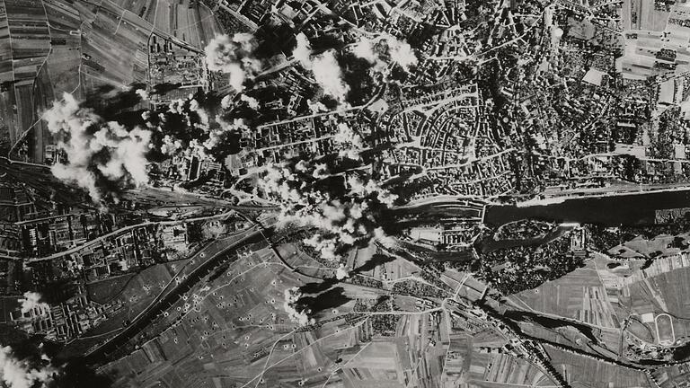 Auf dem Luftbild der US-Armee sieht man explodierende Bomben auf dem Stadtgebiet Schweinfurts bei einer der Bombardierungen. Auf dem Luftbild der US-Armee sieht man explodierende Bomben auf dem Stadtgebiet Schweinfurts bei einer der Bombardierungen.
