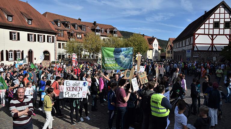 Rund 600 Leute - junge, mittelalte und alte - demonstrierten am Freitag in Lohr für mehr Klimaschutz. Unser Foto entstand auf dem Schlossplatz. Rund 600 Leute - junge, mittelalte und alte - demonstrierten am Freitag in Lohr für mehr Klimaschutz. Unser Foto entstand auf dem Schlossplatz.