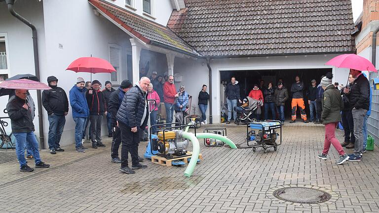 Die Familien Gambel und Kestler hatten etliche Pumpaggregate zur Demonstration aufgebaut. Die Familien Gambel und Kestler hatten etliche Pumpaggregate zur Demonstration aufgebaut.